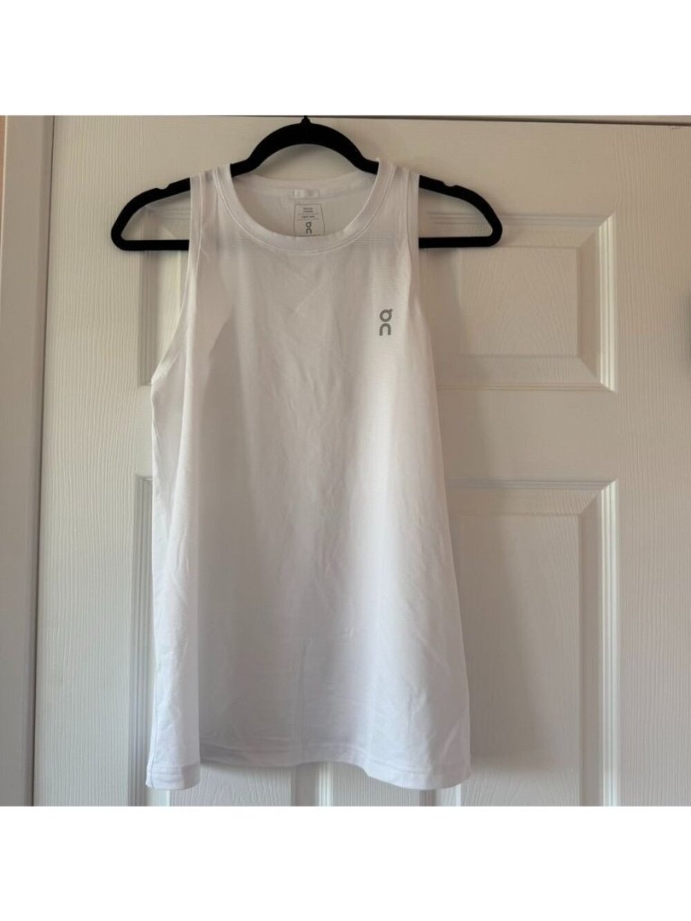 On Running Women's Court White Sleeveless Workout Tank Size Medium NWOT